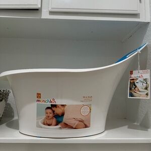 Munchkin® Sit & Soak™ Non-Slip Dual-Stage Ridgid Baby Bathtub with Padded Foam,
